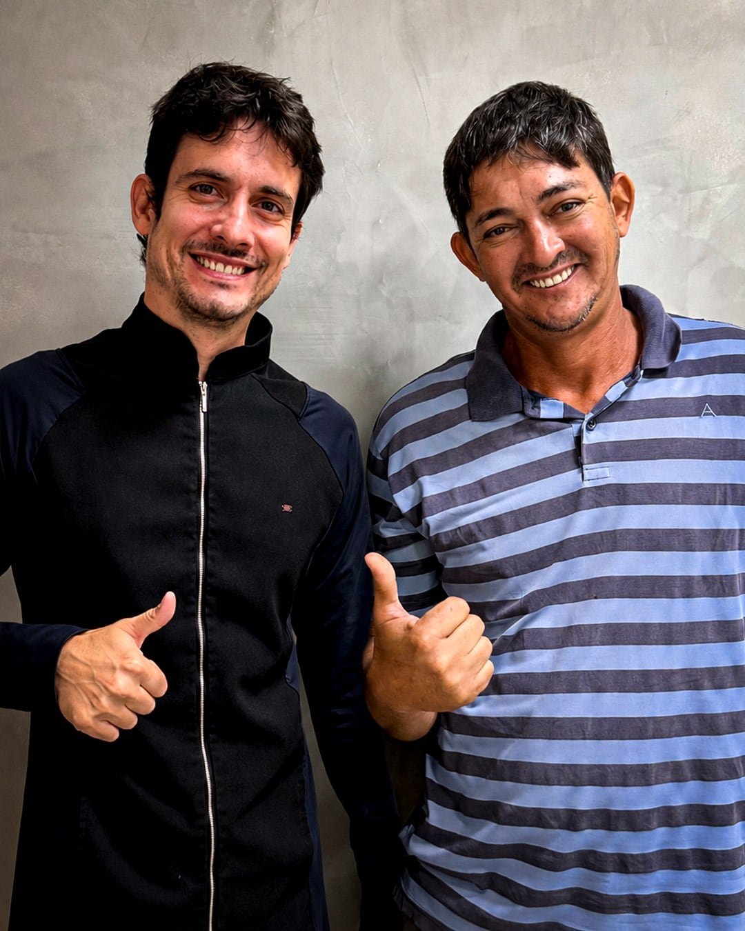 Profissional da clínica ao lado de paciente após tratamento